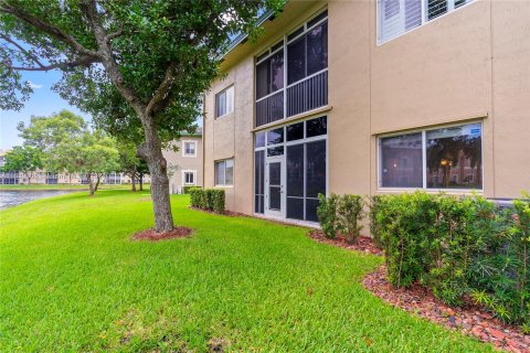 Condo in Tamarac, Florida, 2 bedrooms  № 1315694 - photo 15