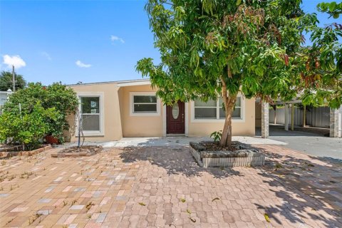 Casa en venta en Tampa, Florida, 3 dormitorios, 111.48 m2 № 1334596 - foto 2