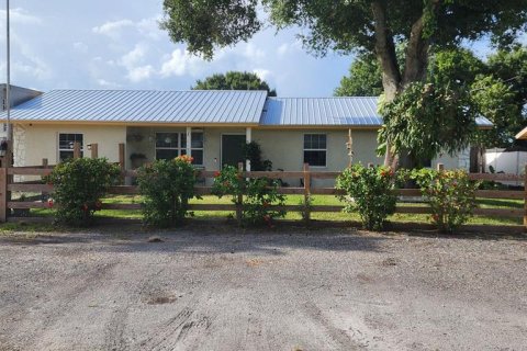 House in Okeechobee, Florida 3 bedrooms, 123 sq.m. № 1353092 - photo 1