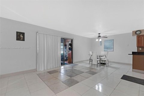 Touwnhouse à vendre à Tamarac, Floride: 3 chambres, 173.26 m2 № 1103243 - photo 3