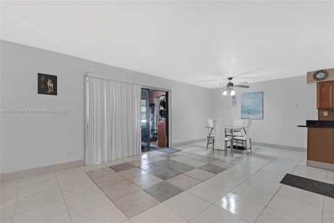 Townhouse in Tamarac, Florida 3 bedrooms, 173.26 sq.m. № 1103243 - photo 3