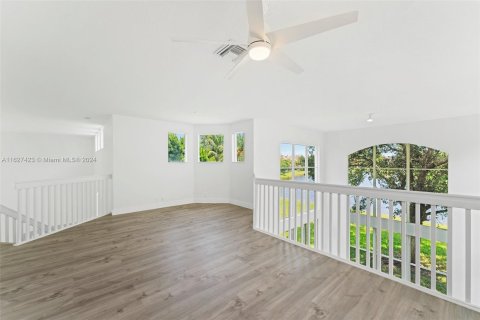 House in Lake Worth, Florida 5 bedrooms, 378.48 sq.m. № 1282379 - photo 22