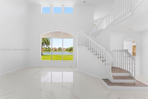 House in Lake Worth, Florida 5 bedrooms, 378.48 sq.m. № 1282379 - photo 5