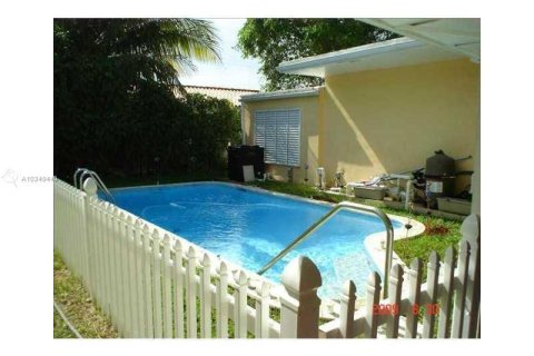 Villa ou maison à vendre à Surfside, Floride: 5 chambres, 269.42 m2 № 582560 - photo 15