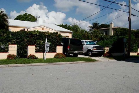 House in Surfside, Florida 5 bedrooms, 269.42 sq.m. № 582560 - photo 6