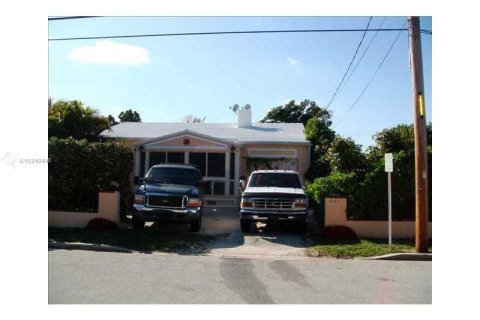 Villa ou maison à vendre à Surfside, Floride: 5 chambres, 269.42 m2 № 582560 - photo 1