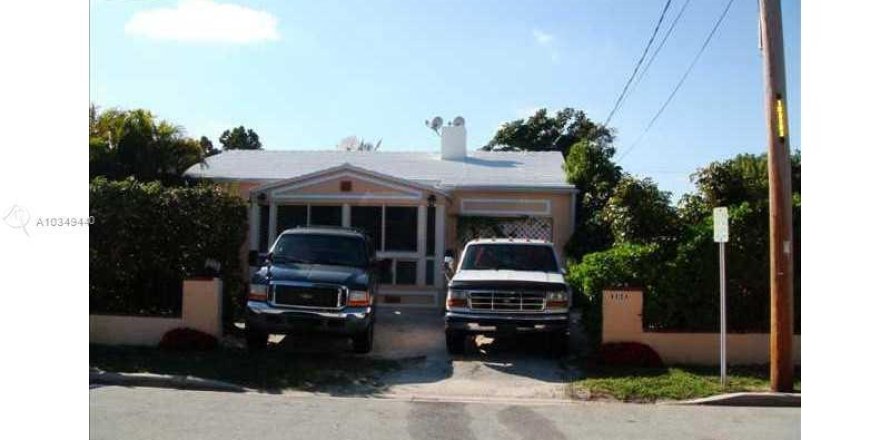 House in Surfside, Florida 5 bedrooms, 269.42 sq.m. № 582560