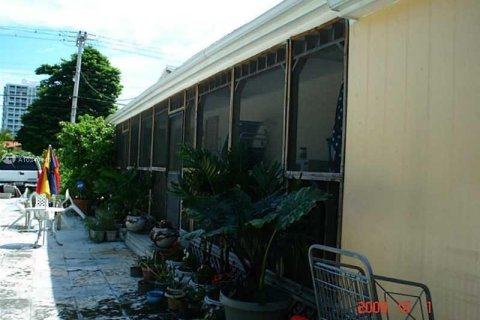House in Surfside, Florida 5 bedrooms, 269.42 sq.m. № 582560 - photo 11