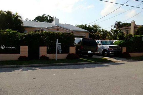 House in Surfside, Florida 5 bedrooms, 269.42 sq.m. № 582560 - photo 8