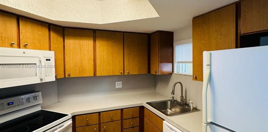 Condo in Doral, Florida, 1 bedroom  № 1352217