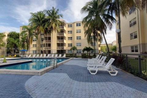 Condo in Doral, Florida, 1 bedroom  № 1352217 - photo 16