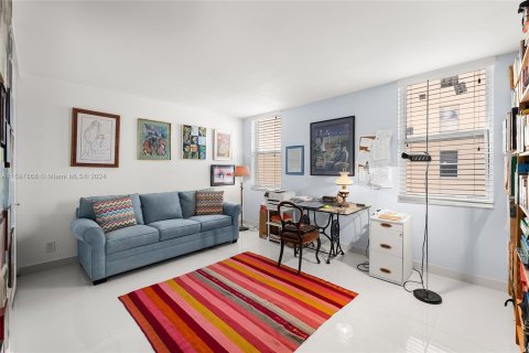 Condominio en venta en Hallandale Beach, Florida, 2 dormitorios, 107.02 m2 № 1215726 - foto 17