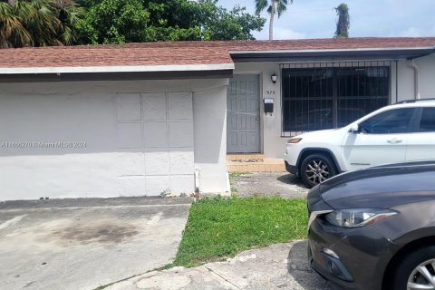 House in North Miami, Florida 3 bedrooms, 213.68 sq.m. № 1380439 - photo 3