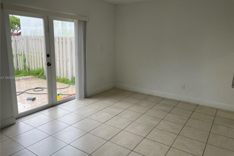 Touwnhouse à louer à Cutler Bay, Floride: 2 chambres, 99.22 m2 № 1353850 - photo 3