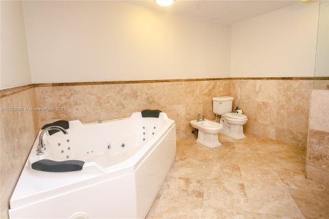 House in Hollywood, Florida 5 bedrooms, 232.26 sq.m. № 283419 - photo 10