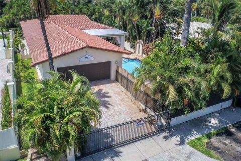 Villa ou maison à louer à Hollywood, Floride: 5 chambres, 232.26 m2 № 283419 - photo 2