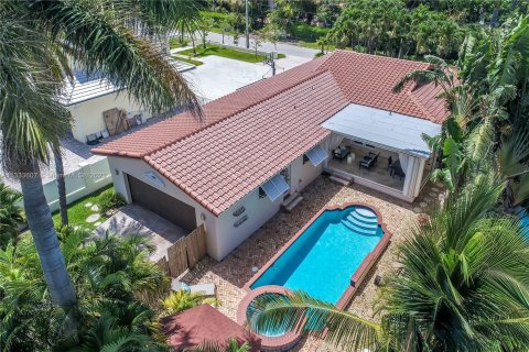 Villa ou maison à louer à Hollywood, Floride: 5 chambres, 232.26 m2 № 283419 - photo 1