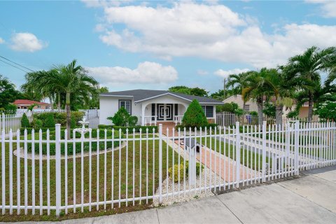 House in Miami, Florida 4 bedrooms, 156.08 sq.m. № 1370533 - photo 6