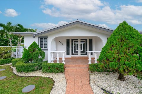 House in Miami, Florida 4 bedrooms, 156.08 sq.m. № 1370533 - photo 7