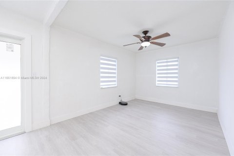 House in Miami, Florida 4 bedrooms, 156.08 sq.m. № 1370533 - photo 13