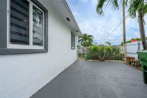 House in Miami, Florida 4 bedrooms, 156.08 sq.m. № 1370533 - photo 30