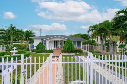 House in Miami, Florida 4 bedrooms, 156.08 sq.m. № 1370533 - photo 5