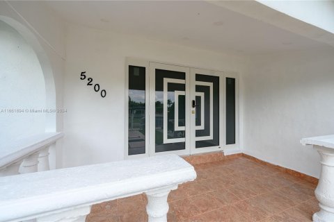 House in Miami, Florida 4 bedrooms, 156.08 sq.m. № 1370533 - photo 8