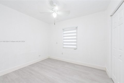 House in Miami, Florida 4 bedrooms, 156.08 sq.m. № 1370533 - photo 23