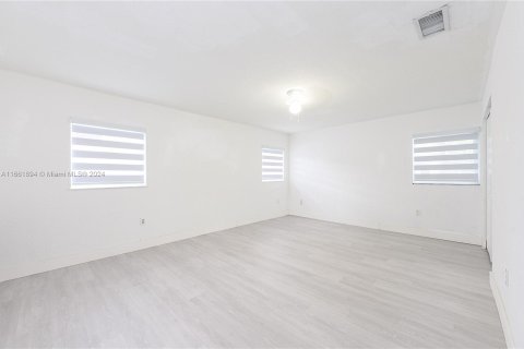 House in Miami, Florida 4 bedrooms, 156.08 sq.m. № 1370533 - photo 25