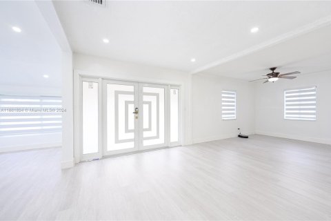 House in Miami, Florida 4 bedrooms, 156.08 sq.m. № 1370533 - photo 9