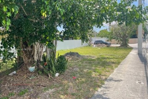 Terreno en venta en Miami Gardens, Florida № 1116938 - foto 1