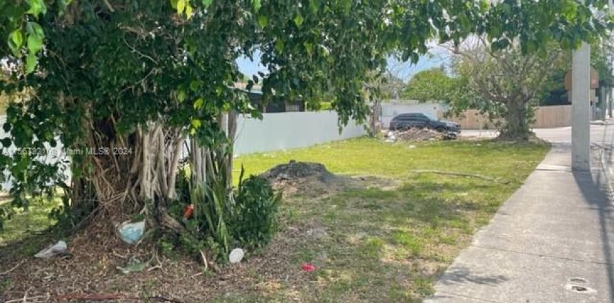 Terreno en Miami Gardens, Florida № 1116938