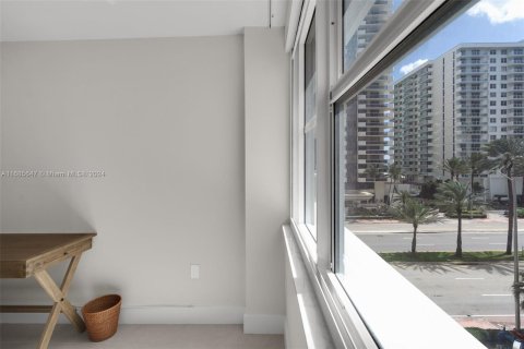 Condo in Miami Beach, Florida, 2 bedrooms  № 1423612 - photo 27