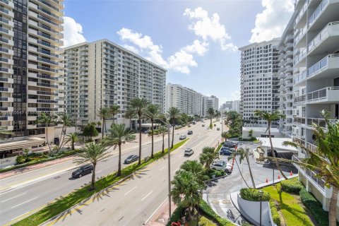 Condo in Miami Beach, Florida, 2 bedrooms  № 1423612 - photo 5