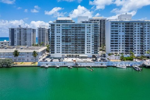 Condo in Miami Beach, Florida, 2 bedrooms  № 1423612 - photo 2