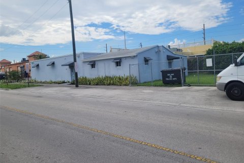 Propiedad comercial en venta en Hialeah, Florida № 612421 - foto 1