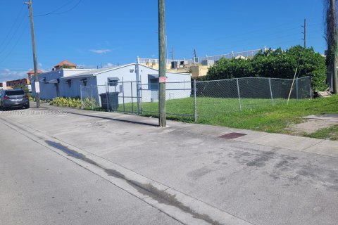 Propiedad comercial en venta en Hialeah, Florida № 612421 - foto 10