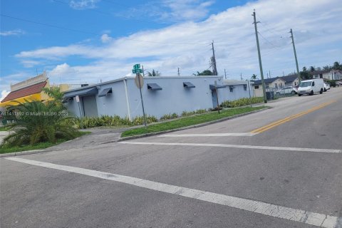 Immobilier commercial à vendre à Hialeah, Floride № 612421 - photo 2