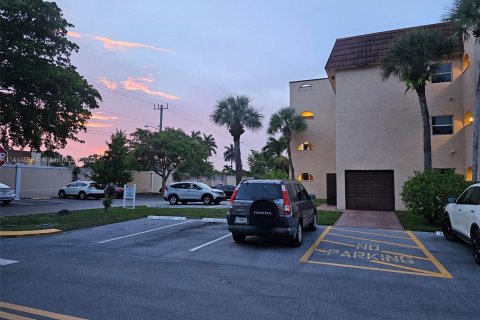 Condo in Sunrise, Florida, 1 bedroom  № 612464 - photo 2