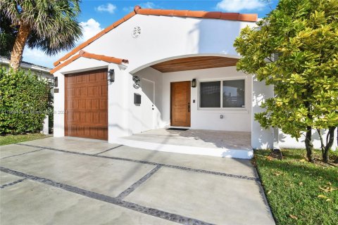 Villa ou maison à vendre à Surfside, Floride: 3 chambres, 170.38 m2 № 1119700 - photo 2
