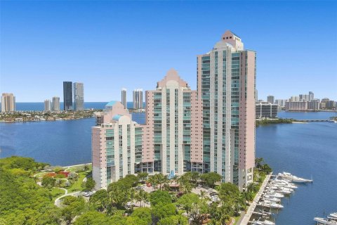 Condo in Aventura, Florida, 2 bedrooms  № 825158 - photo 13