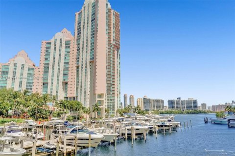 Condo in Aventura, Florida, 2 bedrooms  № 825158 - photo 22