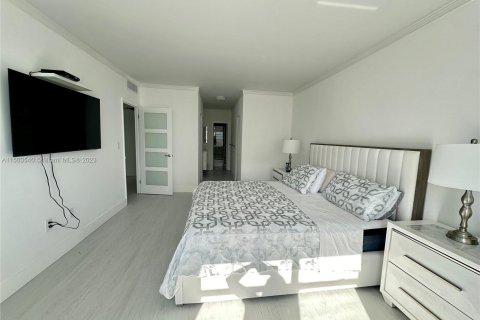 Condominio en venta en Hallandale Beach, Florida, 2 dormitorios, 115.2 m2 № 912379 - foto 20