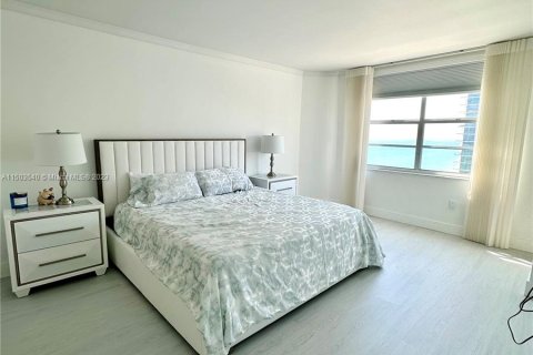 Condominio en venta en Hallandale Beach, Florida, 2 dormitorios, 115.2 m2 № 912379 - foto 22