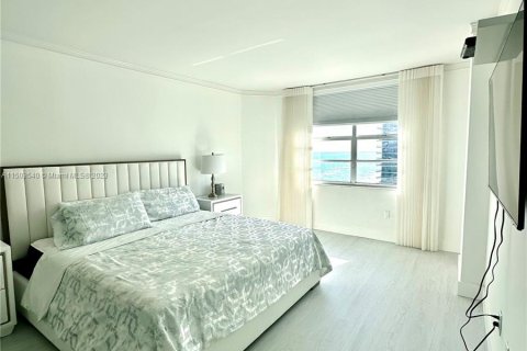 Condominio en venta en Hallandale Beach, Florida, 2 dormitorios, 115.2 m2 № 912379 - foto 23