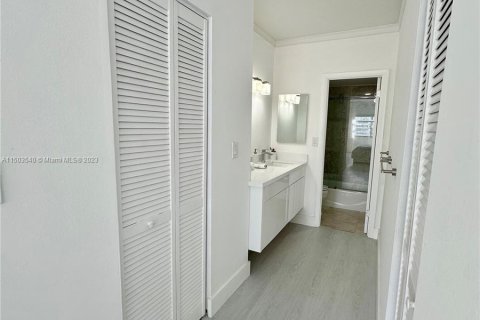 Condominio en venta en Hallandale Beach, Florida, 2 dormitorios, 115.2 m2 № 912379 - foto 30