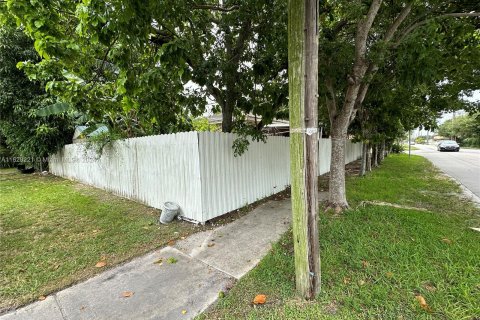 House in Miami, Florida 3 bedrooms, 112.6 sq.m. № 1269323 - photo 12