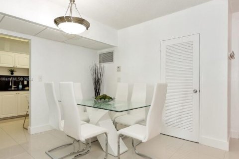 Copropriété à vendre à Hollywood, Floride: 1 chambre, 73.3 m2 № 1225557 - photo 12