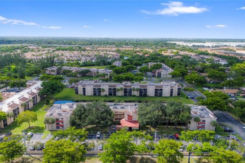 Condominio en venta en Miramar, Florida, 2 dormitorios, 76.18 m2 № 1362231 - foto 1