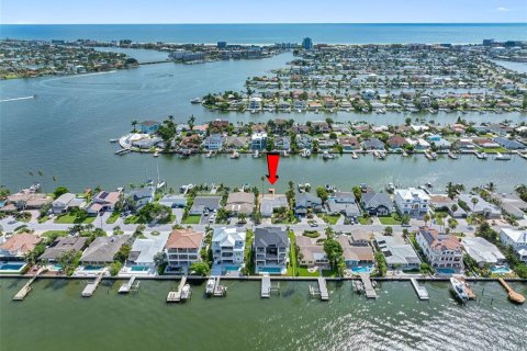 Casa en venta en Treasure Island, Florida, 3 dormitorios, 162.39 m2 № 1344236 - foto 1